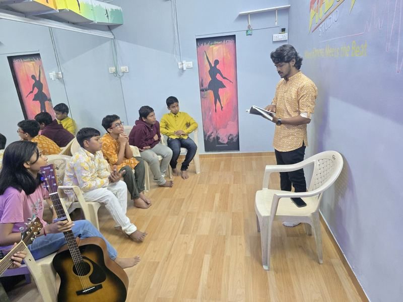 Guitar theory class for kids at Fitbeat Studio Bhandup