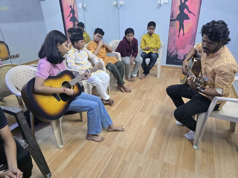 Guitar students at Fitbeat Studio Nahur East