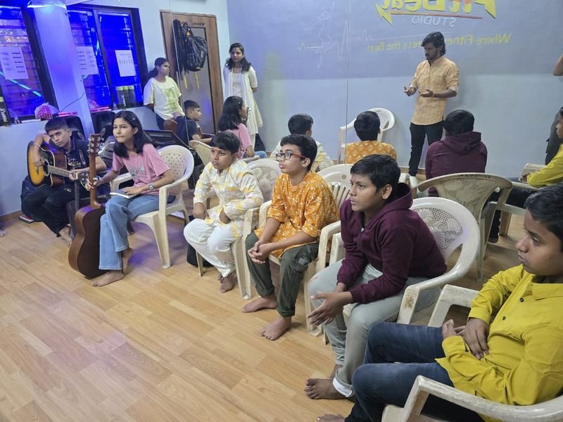 Guitar group class at Fitbeat Studio Bhandup